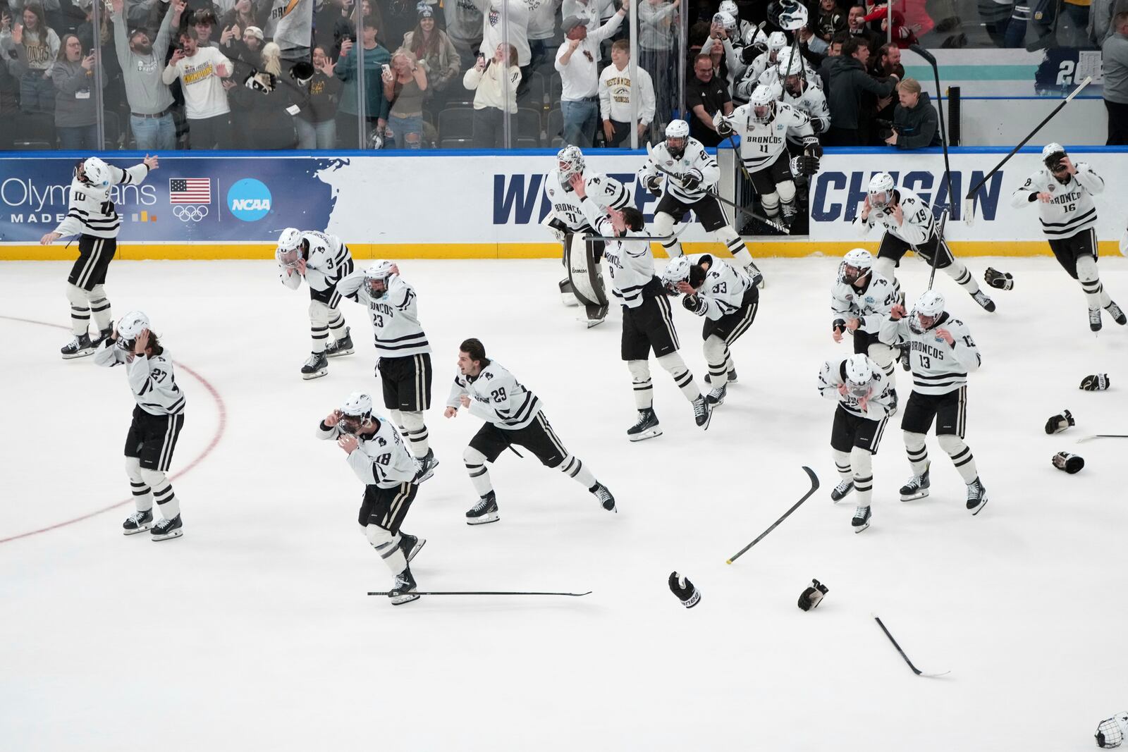 Members of Western Michigan celebrate after defeating Boston University in the championship game of the NCAA Frozen Four men's college hockey tournament, Saturday, April 12, 2025, in St. Louis (AP Photo/Jeff Roberson)