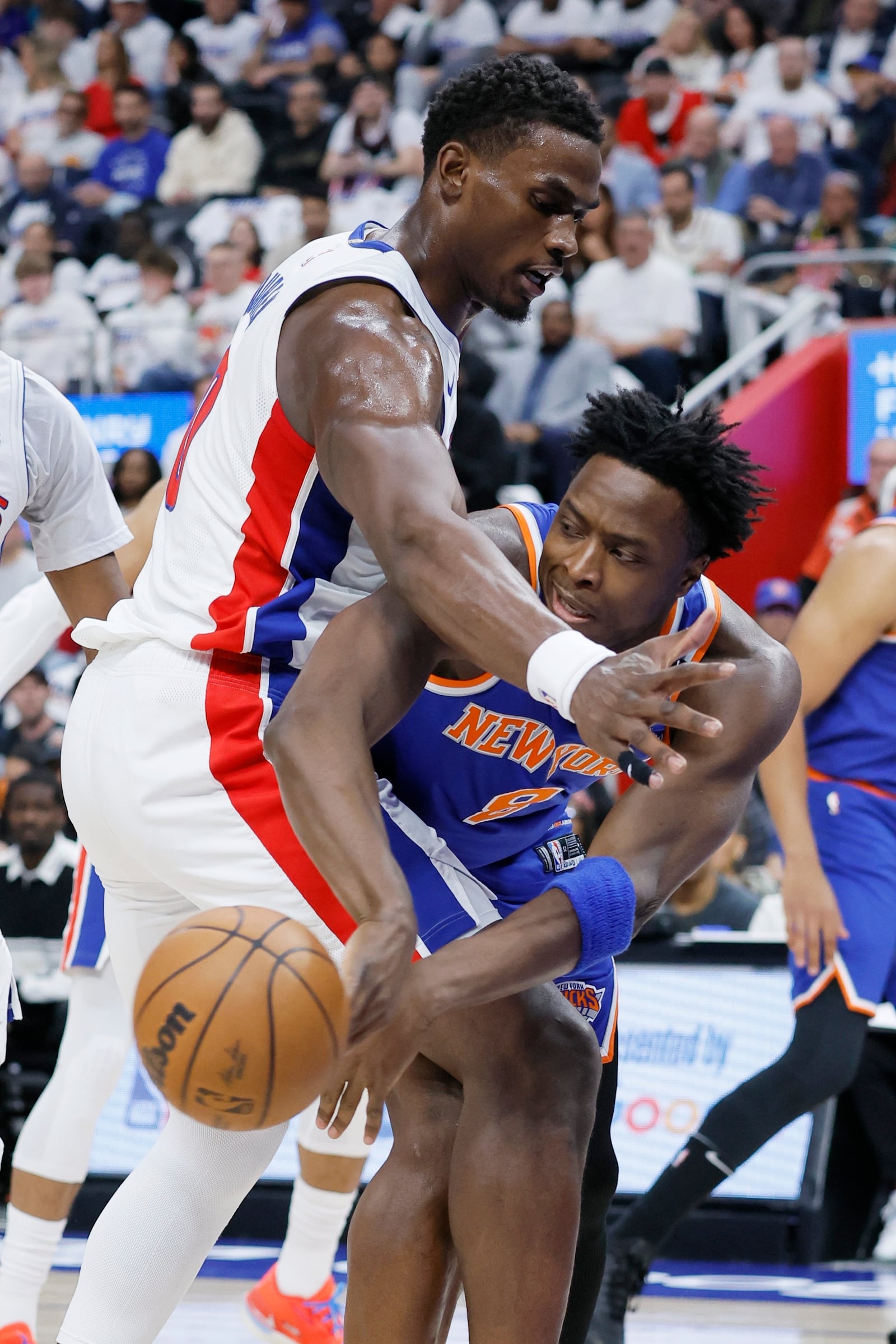 New York Knicks forward OG Anunoby (8) passes the ball against Detroit Pistons center Jalen Duren, left, during the first half of Game 6 of an NBA basketball first-round playoff series Thursday, May 1, 2025, in Detroit. (AP Photo/Duane Burleson)