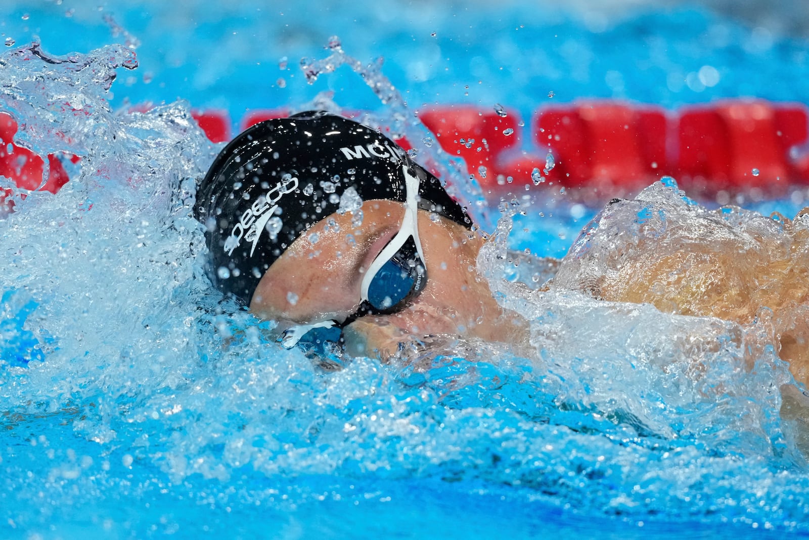 Summer McIntosh of Canada competes in the women's 400-meter freestyle final at the World Aquatics Championships in Singapore, Sunday, July 27, 2025. (AP Photo/Vincent Thian)