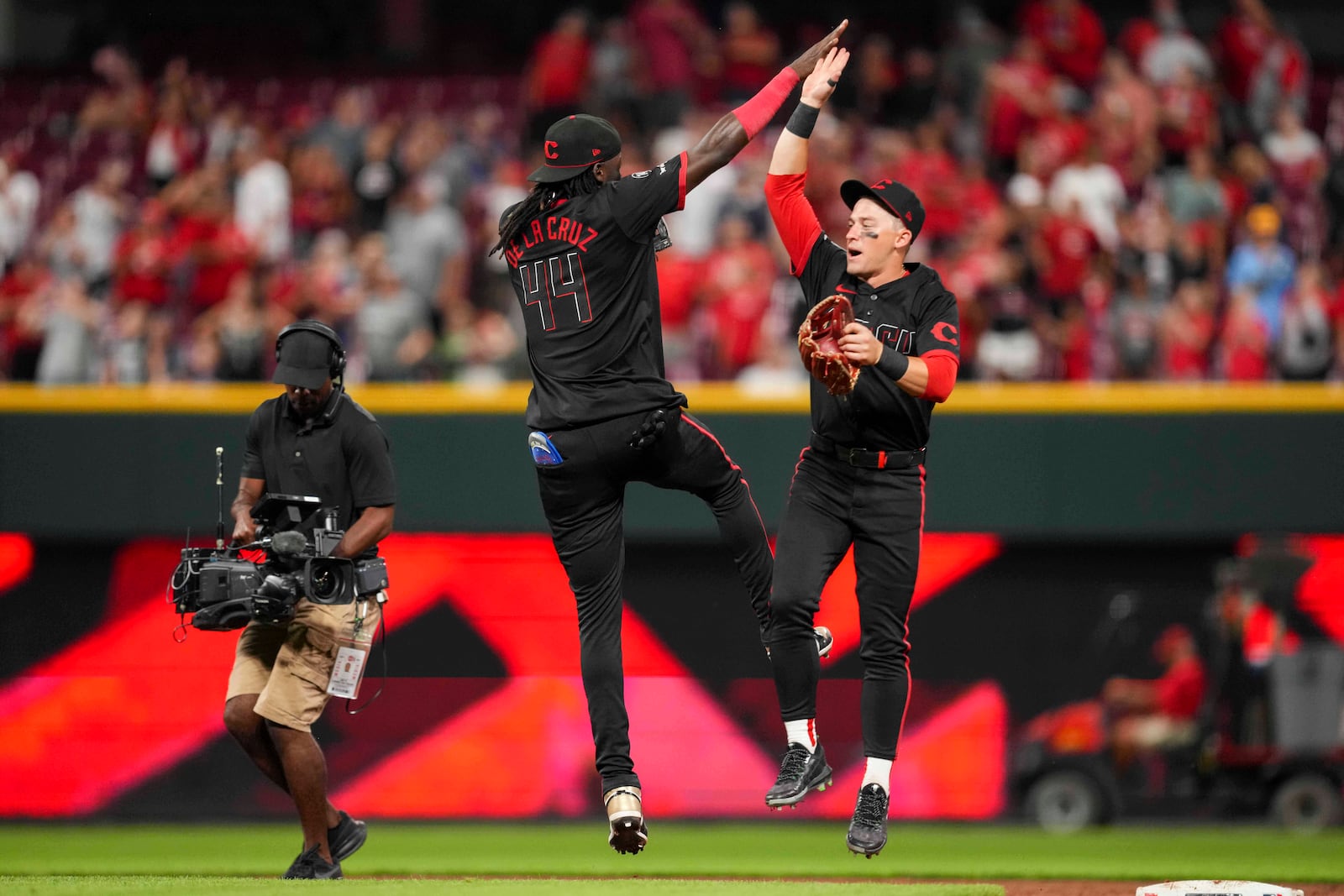 Cincinnati Reds' Elly De La Cruz (44) celebrates with teammate TJ Friedl following a baseball game against the Tampa Bay Rays, Friday, July 25, 2025, in Cincinnati. (AP Photo/Jeff Dean)