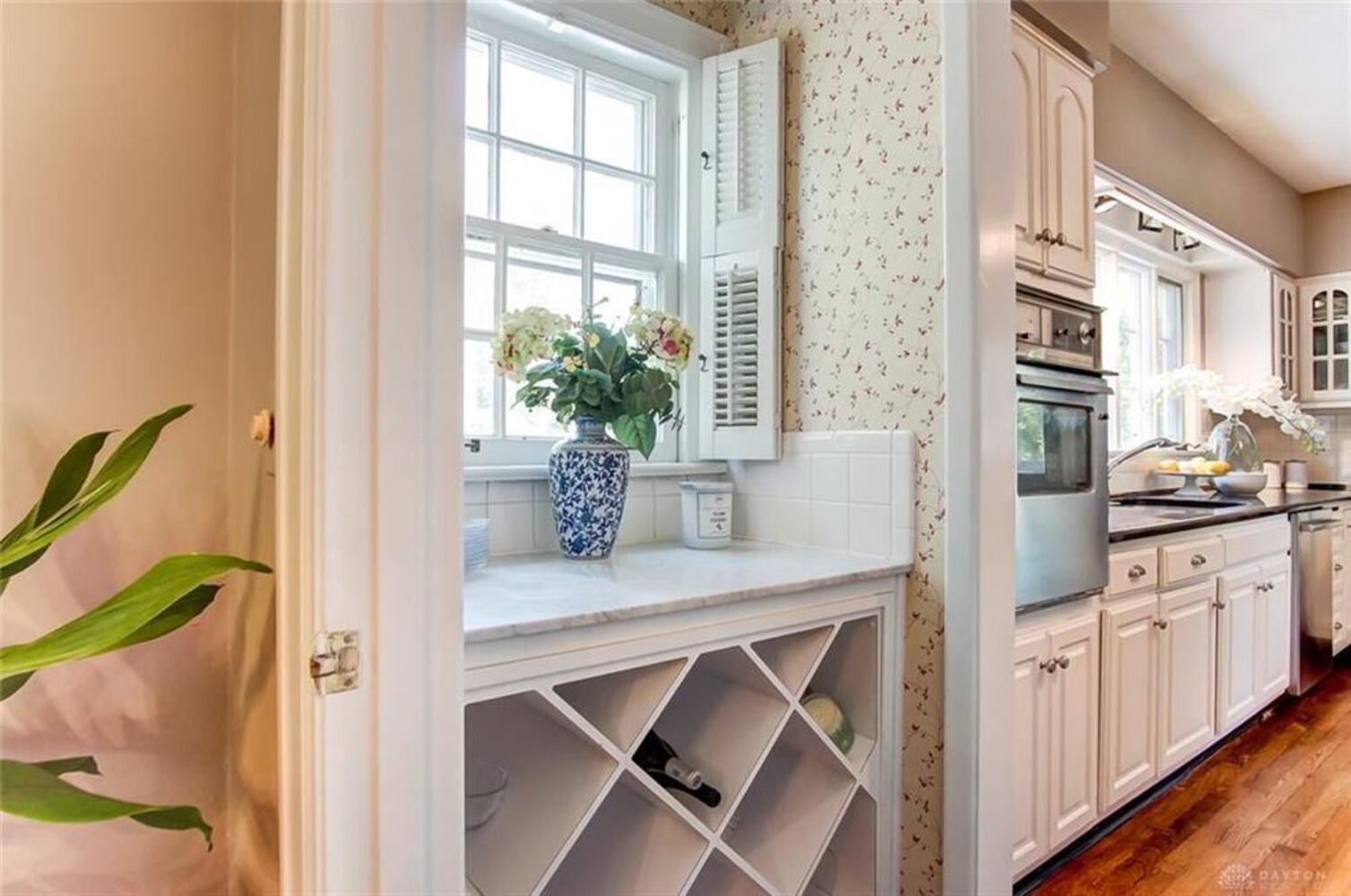 PHOTOS: Luxury Oakwood colonial home on market