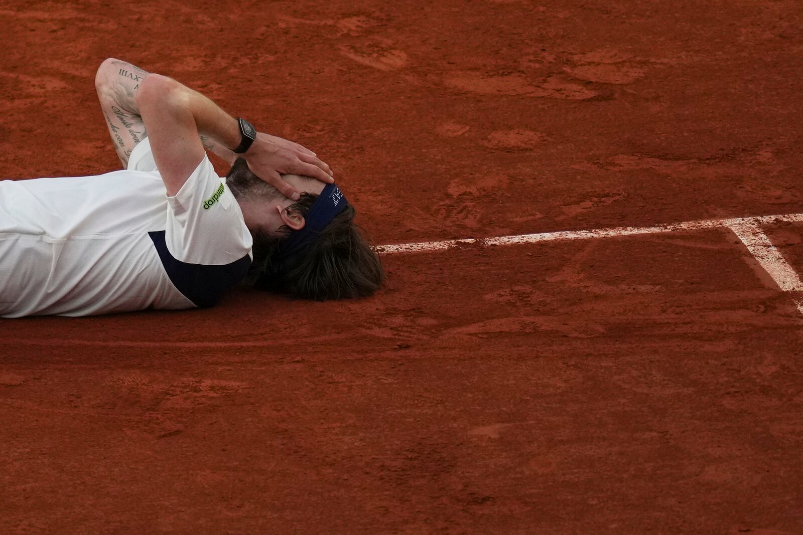 Kazakhstan's Alexander Bublik celebrates as he won the fourth round match of the French Tennis Open against Britain's Jack Draper at the Roland-Garros stadium in Paris, Monday, June 2, 2025. (AP Photo/Christophe Ena)
