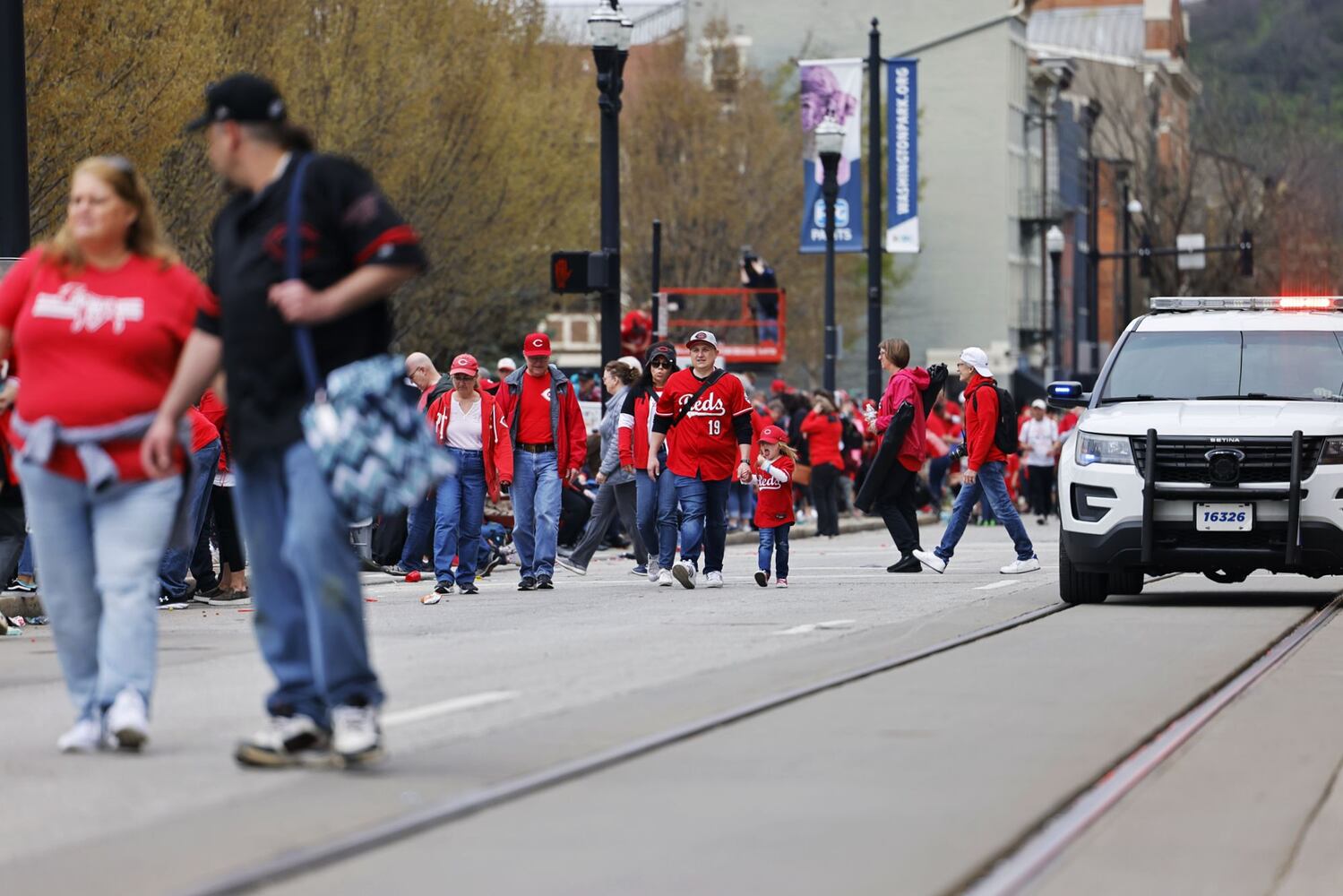 041222 Reds parade