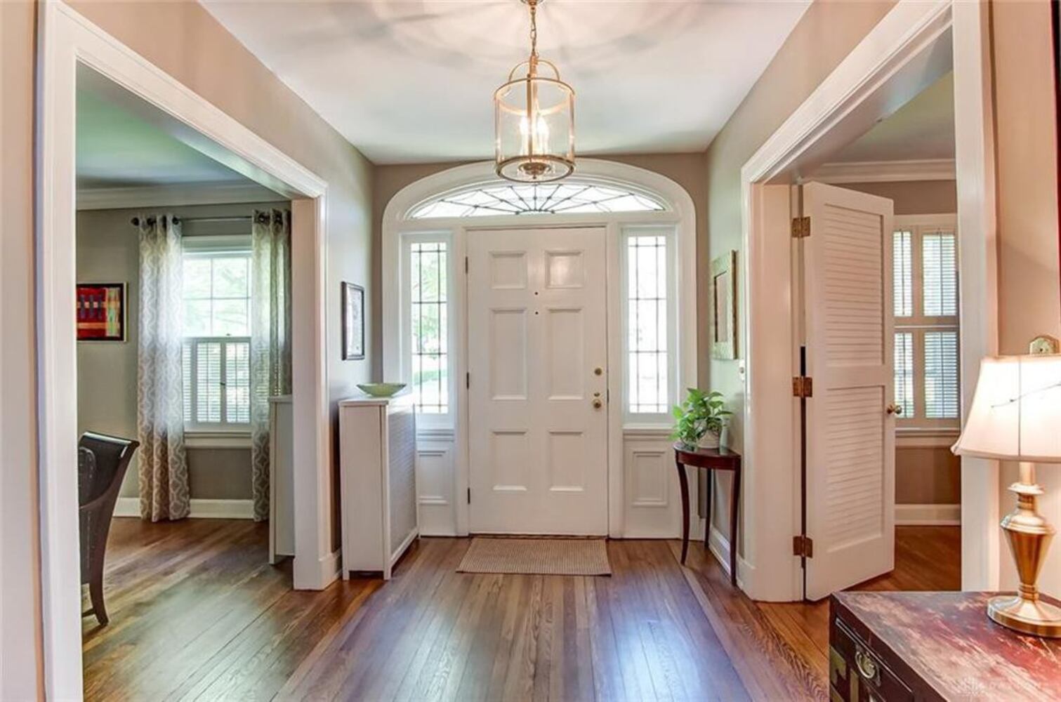 PHOTOS: Luxury Oakwood colonial home on market