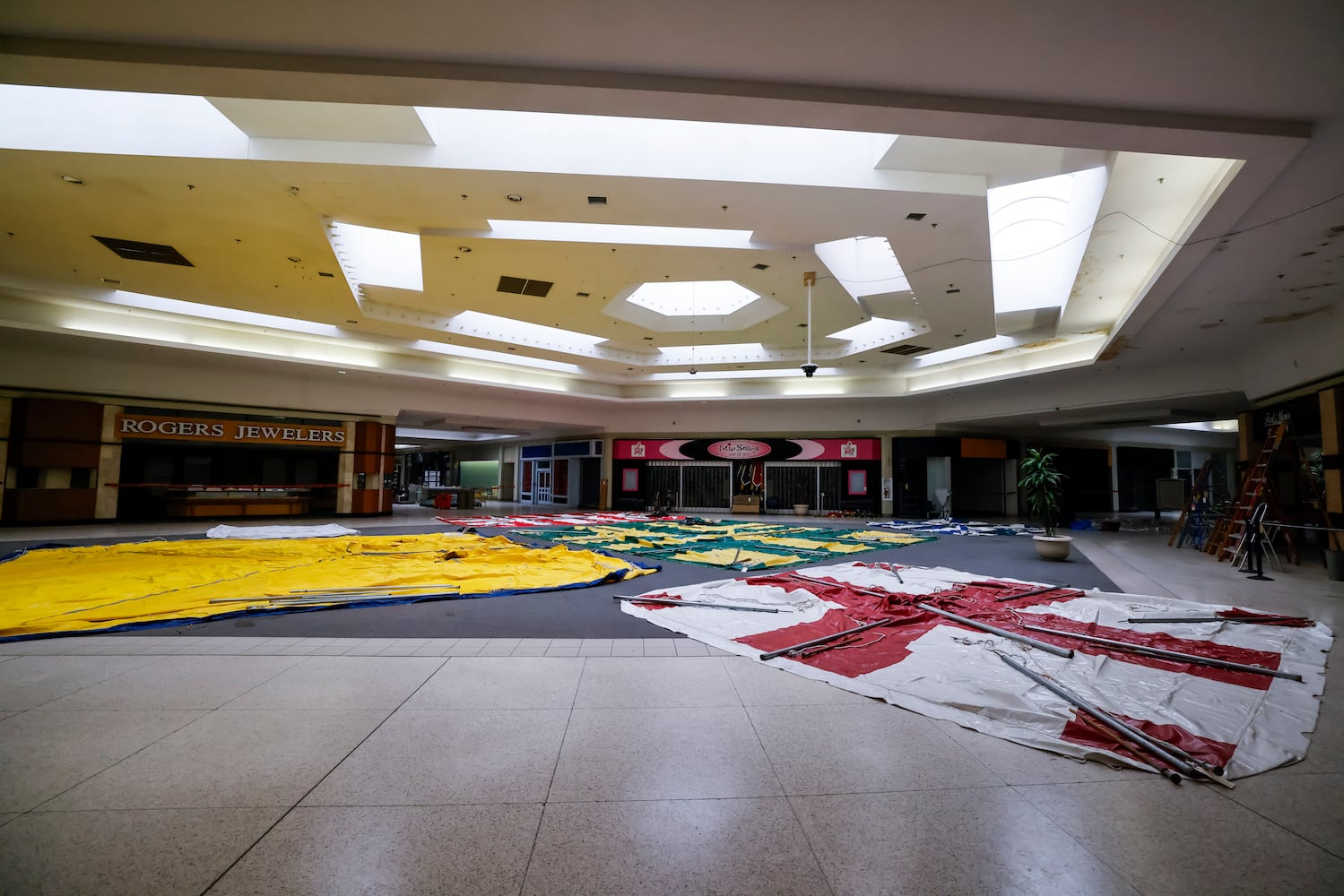 041125 Towne Mall Auction