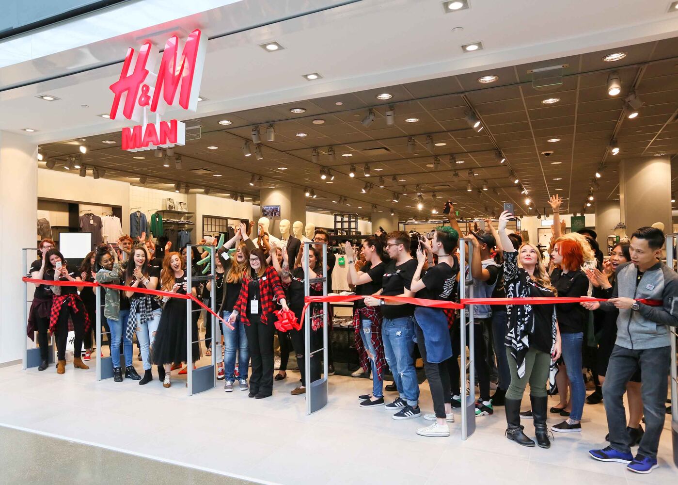 H&M opens at Liberty Center