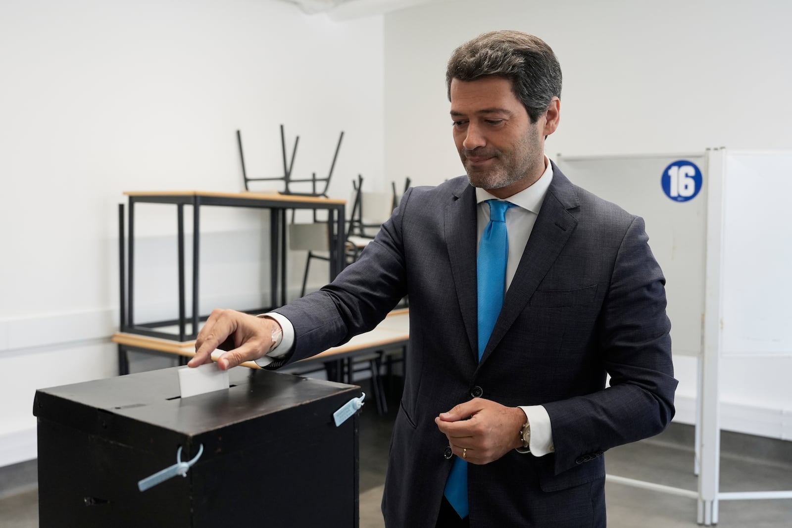 Andre Ventura, leader of the populist right-wing party Chega casts his ballot in Portugal's general election at polling station in Lisbon, Sunday, May 18, 2025. (AP Photo/Ana Brigida)