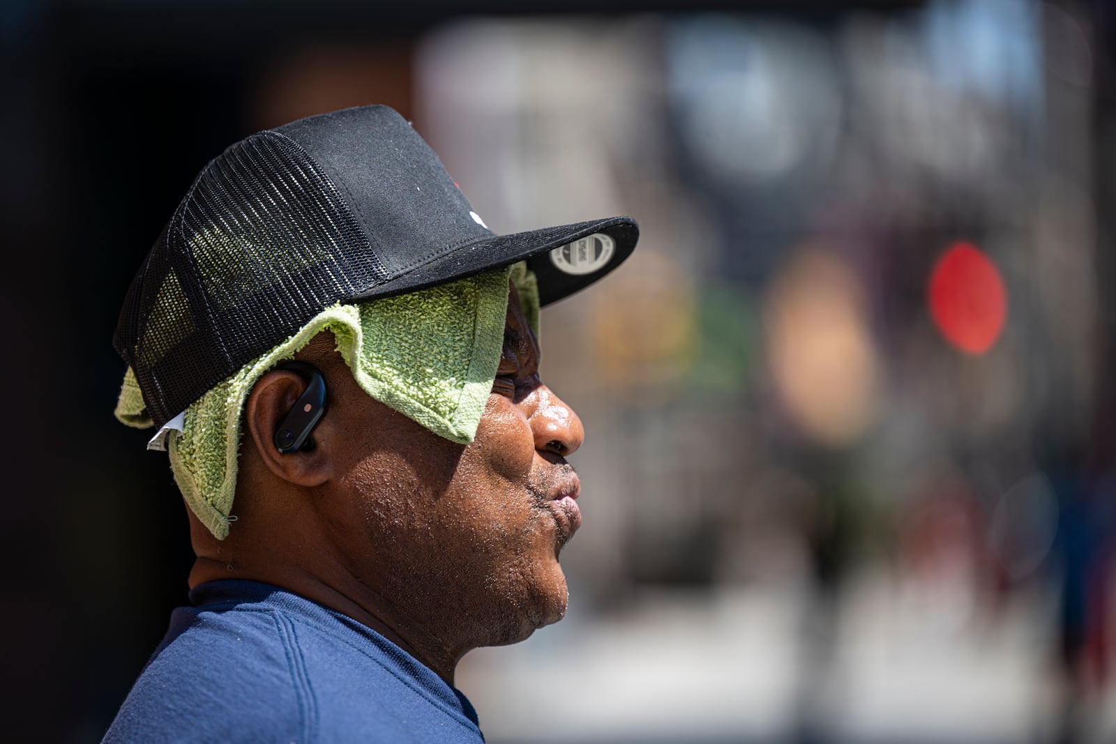 Dwayne Chapaman wears a wet cloth on his head to combat the heat while crossing Broad Street in Philadelphia. Wednesday, June 25, 2025. (Jose F. Moreno/The Philadelphia Inquirer via AP)