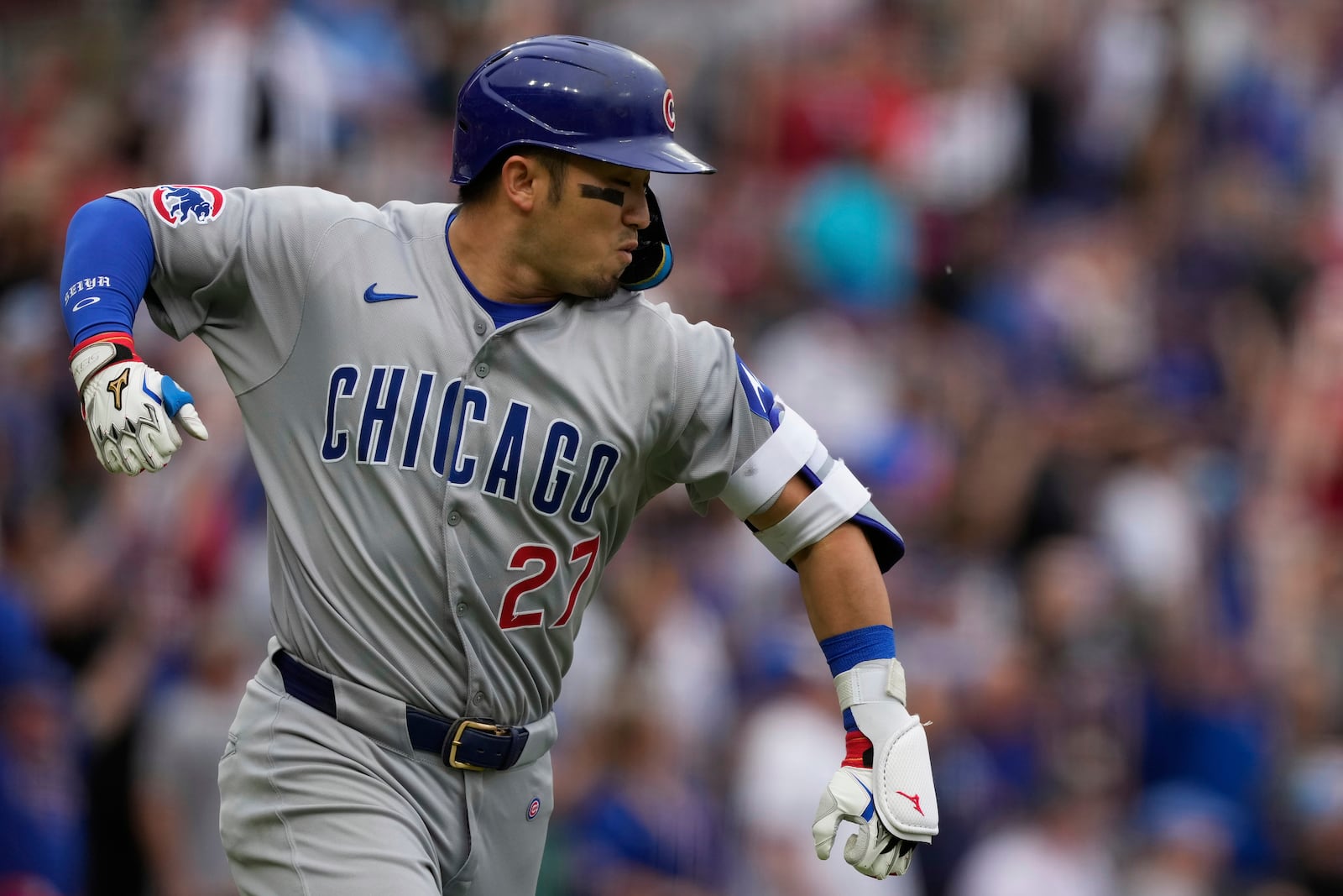 Chicago Cubs' Seiya Suzuki reacts after hitting a three-run home run in the eighth inning of a baseball game against the Cincinnati Reds, Sunday, May 25, 2025, in Cincinnati. (AP Photo/Carolyn Kaster)