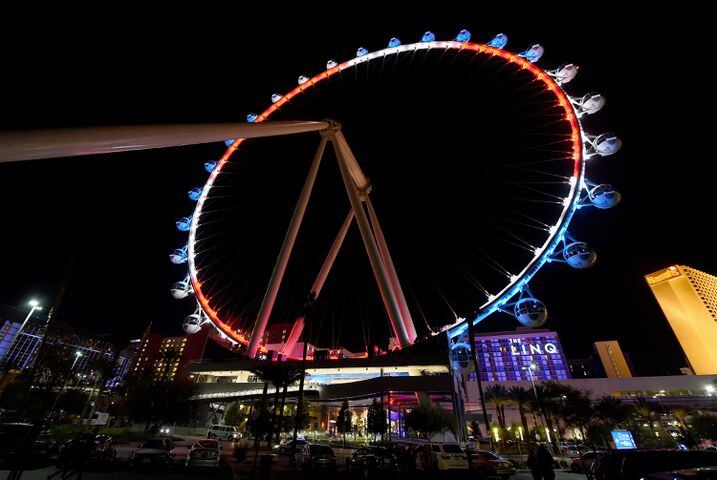 Las Vegas shows solidarity with Paris