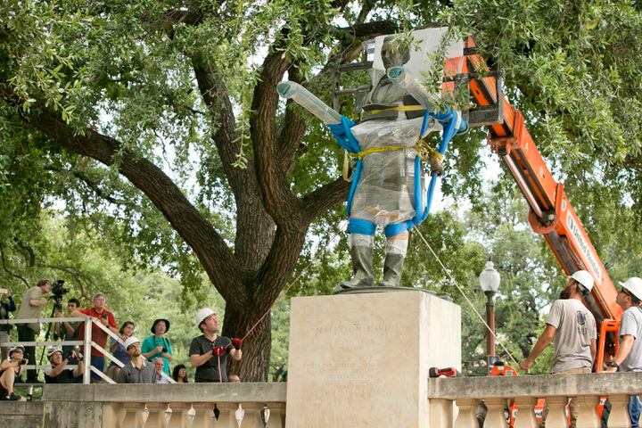 Crews remove Jefferson Davis statue from UT's Main Mall