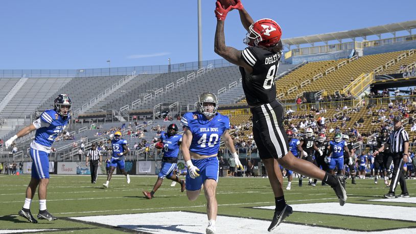 Team Aina tight end Andrew Ogletree (81), of Youngstown State, catches a pass in the end zone for a touchdown in front of Team Kai linebacker Drew White (40), of Notre Dame, during the first half of the Hula Bowl NCAA college football game, Saturday, Jan. 15, 2022, in Orlando, Fla. (AP Photo/Phelan M. Ebenhack)